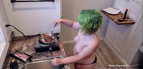  Cooking with Kiwwi and eating CUM covered BACON!